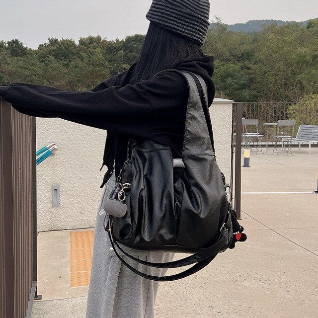 포인바이수 빈티지 부드러운 레더 스트랩 보부상 크로스백 상세 이미지 1